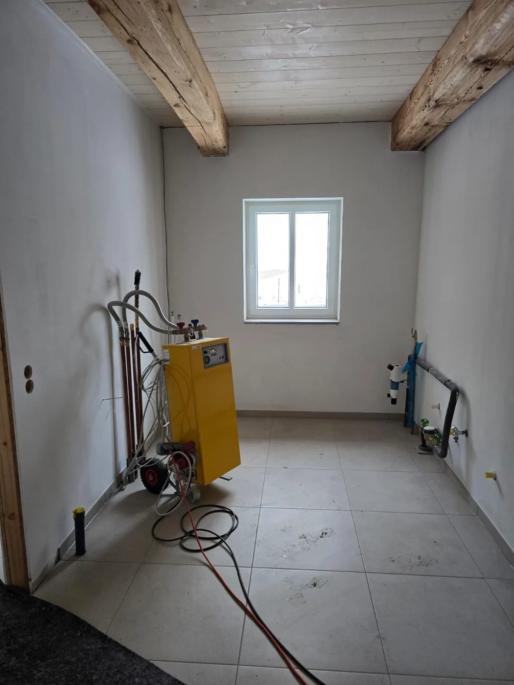 Mobile Heizzentrale beim Estrichaufheizen in einem sanierten Resthof