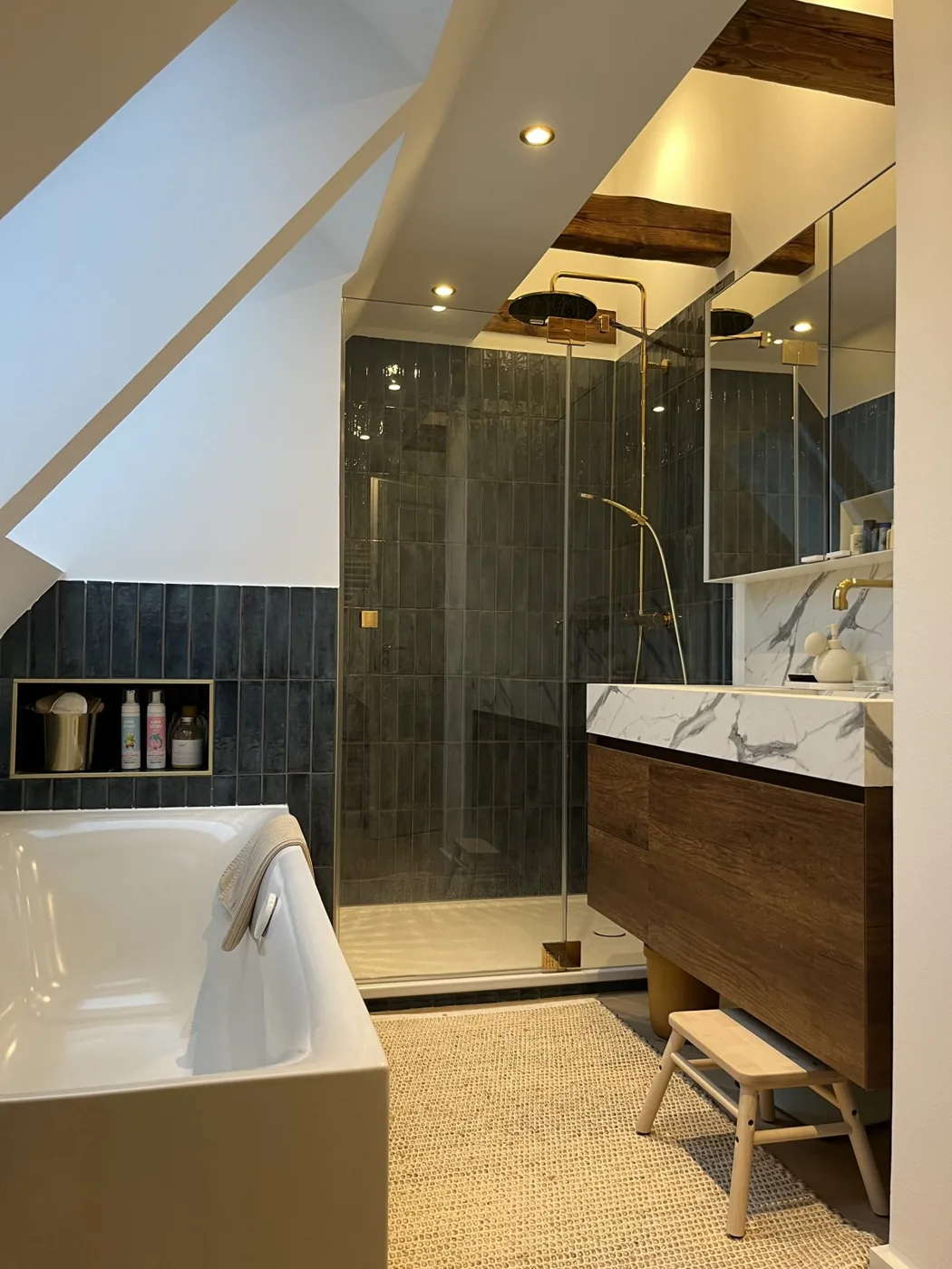 Bad unter einer Dachschräge mit Dusche, Badewanne und Waschtisch